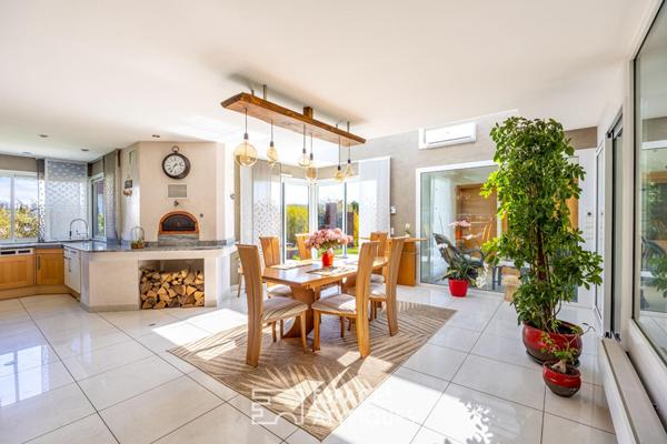 Contemporaine avec piscine intérieure et son vaste jardin arboré