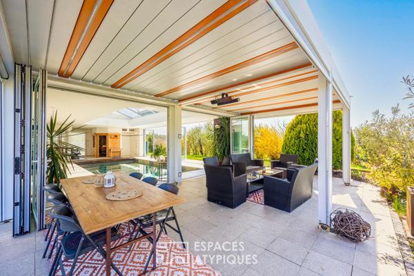 Contemporaine avec piscine intérieure et son vaste jardin arboré