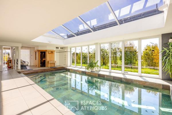 Contemporaine avec piscine intérieure et son vaste jardin arboré