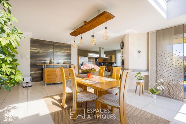 Contemporaine avec piscine intérieure et son vaste jardin arboré