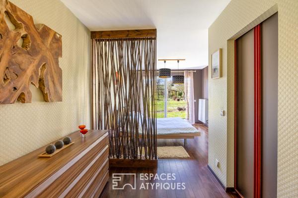 Contemporaine avec piscine intérieure et son vaste jardin arboré