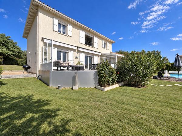 LENTILLY – Vue panoramique imprenable jusqu’à Fourvière pour cette vaste maison familiale