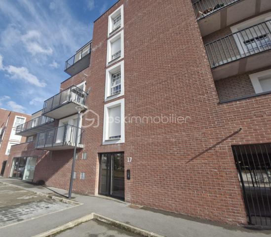 À la recherche d’un appartement où il ne reste plus qu’à poser vos meubles ?

Découvrez ce joli T2 de 42 m², construit en 2017 et situé au 3ᵉ étage avec ascenseur d’une résidence sécurisée au cœur de Lens.

Il se compose d’une pièce de vie lumineuse, d’une cuisine équipée et fonctionnelle, d’une chambre ainsi que d’une salle de bain avec baignoire et WC.

Le petit plus qui fait la différence : une porte-fenêtre avec volet motorisé donnant accès au balcon, parfait pour profiter d’un extérieur sans les contraintes d’un jardin.

Vous bénéficiez également d’une place de parking privative en rez-de-chaussée.

Proche des commerces, transports et commodités, cet appartement est particulièrement adapté à un primo-accédant, une personne seule, un couple ou encore un investissement locatif.

Appartement propre et fonctionnel : vous posez vos meubles !

Copropriété de 500 lots.
Charges annuelles moyennes : 1 344 €.
Pas de procédure en cours mentionnée.

À vos téléphones pour programmer une visite !