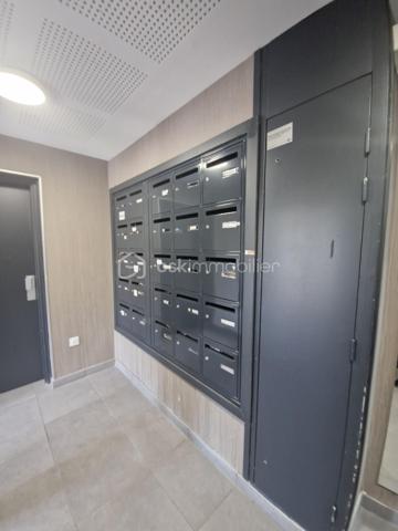 À la recherche d’un appartement où il ne reste plus qu’à poser vos meubles ?

Découvrez ce joli T2 de 42 m², construit en 2017 et situé au 3ᵉ étage avec ascenseur d’une résidence sécurisée au cœur de Lens.

Il se compose d’une pièce de vie lumineuse, d’une cuisine équipée et fonctionnelle, d’une chambre ainsi que d’une salle de bain avec baignoire et WC.

Le petit plus qui fait la différence : une porte-fenêtre avec volet motorisé donnant accès au balcon, parfait pour profiter d’un extérieur sans les contraintes d’un jardin.

Vous bénéficiez également d’une place de parking privative en rez-de-chaussée.

Proche des commerces, transports et commodités, cet appartement est particulièrement adapté à un primo-accédant, une personne seule, un couple ou encore un investissement locatif.

Appartement propre et fonctionnel : vous posez vos meubles !

Copropriété de 500 lots.
Charges annuelles moyennes : 1 344 €.
Pas de procédure en cours mentionnée.

À vos téléphones pour programmer une visite !