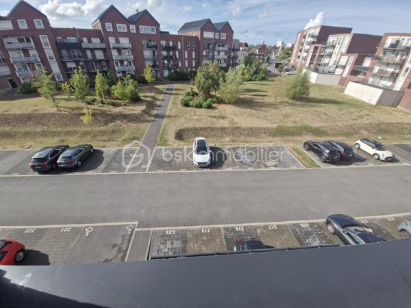 À la recherche d’un appartement où il ne reste plus qu’à poser vos meubles ?

Découvrez ce joli T2 de 42 m², construit en 2017 et situé au 3ᵉ étage avec ascenseur d’une résidence sécurisée au cœur de Lens.

Il se compose d’une pièce de vie lumineuse, d’une cuisine équipée et fonctionnelle, d’une chambre ainsi que d’une salle de bain avec baignoire et WC.

Le petit plus qui fait la différence : une porte-fenêtre avec volet motorisé donnant accès au balcon, parfait pour profiter d’un extérieur sans les contraintes d’un jardin.

Vous bénéficiez également d’une place de parking privative en rez-de-chaussée.

Proche des commerces, transports et commodités, cet appartement est particulièrement adapté à un primo-accédant, une personne seule, un couple ou encore un investissement locatif.

Appartement propre et fonctionnel : vous posez vos meubles !

Copropriété de 500 lots.
Charges annuelles moyennes : 1 344 €.
Pas de procédure en cours mentionnée.

À vos téléphones pour programmer une visite !