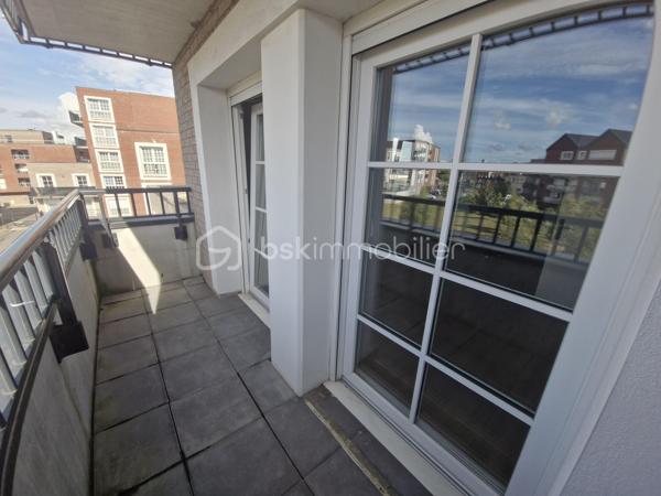 À la recherche d’un appartement où il ne reste plus qu’à poser vos meubles ?

Découvrez ce joli T2 de 42 m², construit en 2017 et situé au 3ᵉ étage avec ascenseur d’une résidence sécurisée au cœur de Lens.

Il se compose d’une pièce de vie lumineuse, d’une cuisine équipée et fonctionnelle, d’une chambre ainsi que d’une salle de bain avec baignoire et WC.

Le petit plus qui fait la différence : une porte-fenêtre avec volet motorisé donnant accès au balcon, parfait pour profiter d’un extérieur sans les contraintes d’un jardin.

Vous bénéficiez également d’une place de parking privative en rez-de-chaussée.

Proche des commerces, transports et commodités, cet appartement est particulièrement adapté à un primo-accédant, une personne seule, un couple ou encore un investissement locatif.

Appartement propre et fonctionnel : vous posez vos meubles !

Copropriété de 500 lots.
Charges annuelles moyennes : 1 344 €.
Pas de procédure en cours mentionnée.

À vos téléphones pour programmer une visite !