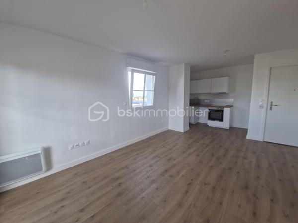 À la recherche d’un appartement où il ne reste plus qu’à poser vos meubles ?

Découvrez ce joli T2 de 42 m², construit en 2017 et situé au 3ᵉ étage avec ascenseur d’une résidence sécurisée au cœur de Lens.

Il se compose d’une pièce de vie lumineuse, d’une cuisine équipée et fonctionnelle, d’une chambre ainsi que d’une salle de bain avec baignoire et WC.

Le petit plus qui fait la différence : une porte-fenêtre avec volet motorisé donnant accès au balcon, parfait pour profiter d’un extérieur sans les contraintes d’un jardin.

Vous bénéficiez également d’une place de parking privative en rez-de-chaussée.

Proche des commerces, transports et commodités, cet appartement est particulièrement adapté à un primo-accédant, une personne seule, un couple ou encore un investissement locatif.

Appartement propre et fonctionnel : vous posez vos meubles !

Copropriété de 500 lots.
Charges annuelles moyennes : 1 344 €.
Pas de procédure en cours mentionnée.

À vos téléphones pour programmer une visite !