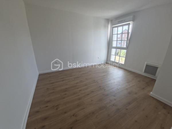 À la recherche d’un appartement où il ne reste plus qu’à poser vos meubles ?

Découvrez ce joli T2 de 42 m², construit en 2017 et situé au 3ᵉ étage avec ascenseur d’une résidence sécurisée au cœur de Lens.

Il se compose d’une pièce de vie lumineuse, d’une cuisine équipée et fonctionnelle, d’une chambre ainsi que d’une salle de bain avec baignoire et WC.

Le petit plus qui fait la différence : une porte-fenêtre avec volet motorisé donnant accès au balcon, parfait pour profiter d’un extérieur sans les contraintes d’un jardin.

Vous bénéficiez également d’une place de parking privative en rez-de-chaussée.

Proche des commerces, transports et commodités, cet appartement est particulièrement adapté à un primo-accédant, une personne seule, un couple ou encore un investissement locatif.

Appartement propre et fonctionnel : vous posez vos meubles !

Copropriété de 500 lots.
Charges annuelles moyennes : 1 344 €.
Pas de procédure en cours mentionnée.

À vos téléphones pour programmer une visite !