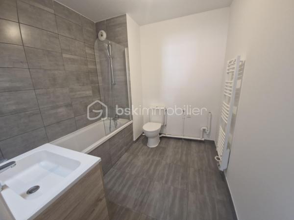 À la recherche d’un appartement où il ne reste plus qu’à poser vos meubles ?

Découvrez ce joli T2 de 42 m², construit en 2017 et situé au 3ᵉ étage avec ascenseur d’une résidence sécurisée au cœur de Lens.

Il se compose d’une pièce de vie lumineuse, d’une cuisine équipée et fonctionnelle, d’une chambre ainsi que d’une salle de bain avec baignoire et WC.

Le petit plus qui fait la différence : une porte-fenêtre avec volet motorisé donnant accès au balcon, parfait pour profiter d’un extérieur sans les contraintes d’un jardin.

Vous bénéficiez également d’une place de parking privative en rez-de-chaussée.

Proche des commerces, transports et commodités, cet appartement est particulièrement adapté à un primo-accédant, une personne seule, un couple ou encore un investissement locatif.

Appartement propre et fonctionnel : vous posez vos meubles !

Copropriété de 500 lots.
Charges annuelles moyennes : 1 344 €.
Pas de procédure en cours mentionnée.

À vos téléphones pour programmer une visite !