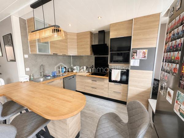 Appartement T2 entièrement rénové – 58 m² – Douai

Rez de chaussé 

Situé sur la commune de Douai, venez découvrir ce charmant T2 de 58 m² habitables, entièrement rénové en 2020, offrant des prestations de qualité et ne nécessitant aucun travaux.

Dès l’entrée, vous serez séduit par un hall avec dressing, idéal pour optimiser le rangement. La pièce de vie, spacieuse et lumineuse, développe 26 m², offrant un espace convivial. La cuisine indépendante de 8 m², moderne et fonctionnelle, complète parfaitement l’ensemble.

L’appartement comprend également :

* Une chambre de 10 m².
* Une salle de bain indépendante.
* Des toilettes séparées.
* Deux espaces de dégagement permettant d’installer une machine à laver, un sèche-linge ou d’aménager des rangements supplémentaires.

Situé en rez-de-chaussée, cet appartement constitue une excellente opportunité pour des personnes à mobilité réduite, des seniors ou toute personne recherchant un logement facilement accessible.

Les atouts :

* Appartement entièrement rénové en 2020.
* Aucun travaux à prévoir.
* Belle pièce de vie de 26 m².
* Nombreux espaces de rangement.
* Rez-de-chaussée facilitant l’accessibilité.

Une belle opportunité à découvrir rapidement.

Pour tout renseignement complémentaire ou pour organiser une visite, n’hésitez pas à me contacter.