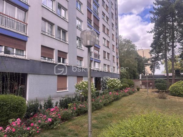 Appartement T2 entièrement rénové – 58 m² – Douai

Rez de chaussé 

Situé sur la commune de Douai, venez découvrir ce charmant T2 de 58 m² habitables, entièrement rénové en 2020, offrant des prestations de qualité et ne nécessitant aucun travaux.

Dès l’entrée, vous serez séduit par un hall avec dressing, idéal pour optimiser le rangement. La pièce de vie, spacieuse et lumineuse, développe 26 m², offrant un espace convivial. La cuisine indépendante de 8 m², moderne et fonctionnelle, complète parfaitement l’ensemble.

L’appartement comprend également :

* Une chambre de 10 m².
* Une salle de bain indépendante.
* Des toilettes séparées.
* Deux espaces de dégagement permettant d’installer une machine à laver, un sèche-linge ou d’aménager des rangements supplémentaires.

Situé en rez-de-chaussée, cet appartement constitue une excellente opportunité pour des personnes à mobilité réduite, des seniors ou toute personne recherchant un logement facilement accessible.

Les atouts :

* Appartement entièrement rénové en 2020.
* Aucun travaux à prévoir.
* Belle pièce de vie de 26 m².
* Nombreux espaces de rangement.
* Rez-de-chaussée facilitant l’accessibilité.

Une belle opportunité à découvrir rapidement.

Pour tout renseignement complémentaire ou pour organiser une visite, n’hésitez pas à me contacter.