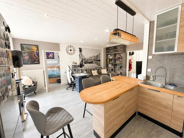 Appartement T2 entièrement rénové – 58 m² – Douai

Rez de chaussé 

Situé sur la commune de Douai, venez découvrir ce charmant T2 de 58 m² habitables, entièrement rénové en 2020, offrant des prestations de qualité et ne nécessitant aucun travaux.

Dès l’entrée, vous serez séduit par un hall avec dressing, idéal pour optimiser le rangement. La pièce de vie, spacieuse et lumineuse, développe 26 m², offrant un espace convivial. La cuisine indépendante de 8 m², moderne et fonctionnelle, complète parfaitement l’ensemble.

L’appartement comprend également :

* Une chambre de 10 m².
* Une salle de bain indépendante.
* Des toilettes séparées.
* Deux espaces de dégagement permettant d’installer une machine à laver, un sèche-linge ou d’aménager des rangements supplémentaires.

Situé en rez-de-chaussée, cet appartement constitue une excellente opportunité pour des personnes à mobilité réduite, des seniors ou toute personne recherchant un logement facilement accessible.

Les atouts :

* Appartement entièrement rénové en 2020.
* Aucun travaux à prévoir.
* Belle pièce de vie de 26 m².
* Nombreux espaces de rangement.
* Rez-de-chaussée facilitant l’accessibilité.

Une belle opportunité à découvrir rapidement.

Pour tout renseignement complémentaire ou pour organiser une visite, n’hésitez pas à me contacter.
