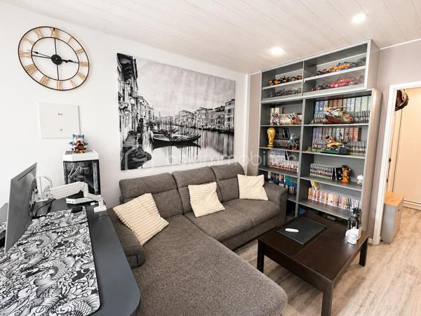 Appartement T2 entièrement rénové – 58 m² – Douai

Rez de chaussé 

Situé sur la commune de Douai, venez découvrir ce charmant T2 de 58 m² habitables, entièrement rénové en 2020, offrant des prestations de qualité et ne nécessitant aucun travaux.

Dès l’entrée, vous serez séduit par un hall avec dressing, idéal pour optimiser le rangement. La pièce de vie, spacieuse et lumineuse, développe 26 m², offrant un espace convivial. La cuisine indépendante de 8 m², moderne et fonctionnelle, complète parfaitement l’ensemble.

L’appartement comprend également :

* Une chambre de 10 m².
* Une salle de bain indépendante.
* Des toilettes séparées.
* Deux espaces de dégagement permettant d’installer une machine à laver, un sèche-linge ou d’aménager des rangements supplémentaires.

Situé en rez-de-chaussée, cet appartement constitue une excellente opportunité pour des personnes à mobilité réduite, des seniors ou toute personne recherchant un logement facilement accessible.

Les atouts :

* Appartement entièrement rénové en 2020.
* Aucun travaux à prévoir.
* Belle pièce de vie de 26 m².
* Nombreux espaces de rangement.
* Rez-de-chaussée facilitant l’accessibilité.

Une belle opportunité à découvrir rapidement.

Pour tout renseignement complémentaire ou pour organiser une visite, n’hésitez pas à me contacter.