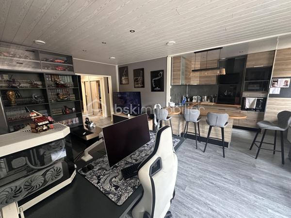 Appartement T2 entièrement rénové – 58 m² – Douai

Rez de chaussé 

Situé sur la commune de Douai, venez découvrir ce charmant T2 de 58 m² habitables, entièrement rénové en 2020, offrant des prestations de qualité et ne nécessitant aucun travaux.

Dès l’entrée, vous serez séduit par un hall avec dressing, idéal pour optimiser le rangement. La pièce de vie, spacieuse et lumineuse, développe 26 m², offrant un espace convivial. La cuisine indépendante de 8 m², moderne et fonctionnelle, complète parfaitement l’ensemble.

L’appartement comprend également :

* Une chambre de 10 m².
* Une salle de bain indépendante.
* Des toilettes séparées.
* Deux espaces de dégagement permettant d’installer une machine à laver, un sèche-linge ou d’aménager des rangements supplémentaires.

Situé en rez-de-chaussée, cet appartement constitue une excellente opportunité pour des personnes à mobilité réduite, des seniors ou toute personne recherchant un logement facilement accessible.

Les atouts :

* Appartement entièrement rénové en 2020.
* Aucun travaux à prévoir.
* Belle pièce de vie de 26 m².
* Nombreux espaces de rangement.
* Rez-de-chaussée facilitant l’accessibilité.

Une belle opportunité à découvrir rapidement.

Pour tout renseignement complémentaire ou pour organiser une visite, n’hésitez pas à me contacter.