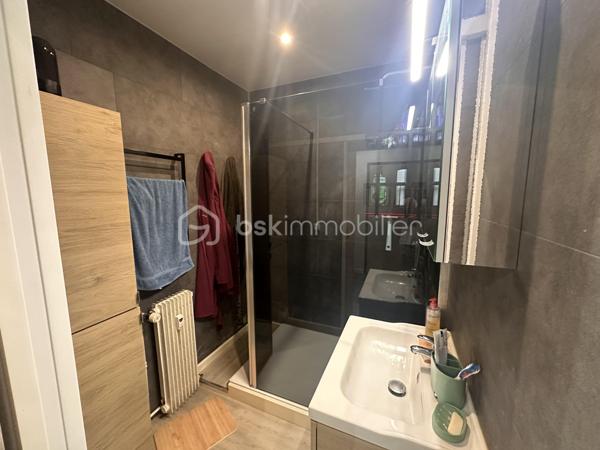 Appartement T2 entièrement rénové – 58 m² – Douai

Rez de chaussé 

Situé sur la commune de Douai, venez découvrir ce charmant T2 de 58 m² habitables, entièrement rénové en 2020, offrant des prestations de qualité et ne nécessitant aucun travaux.

Dès l’entrée, vous serez séduit par un hall avec dressing, idéal pour optimiser le rangement. La pièce de vie, spacieuse et lumineuse, développe 26 m², offrant un espace convivial. La cuisine indépendante de 8 m², moderne et fonctionnelle, complète parfaitement l’ensemble.

L’appartement comprend également :

* Une chambre de 10 m².
* Une salle de bain indépendante.
* Des toilettes séparées.
* Deux espaces de dégagement permettant d’installer une machine à laver, un sèche-linge ou d’aménager des rangements supplémentaires.

Situé en rez-de-chaussée, cet appartement constitue une excellente opportunité pour des personnes à mobilité réduite, des seniors ou toute personne recherchant un logement facilement accessible.

Les atouts :

* Appartement entièrement rénové en 2020.
* Aucun travaux à prévoir.
* Belle pièce de vie de 26 m².
* Nombreux espaces de rangement.
* Rez-de-chaussée facilitant l’accessibilité.

Une belle opportunité à découvrir rapidement.

Pour tout renseignement complémentaire ou pour organiser une visite, n’hésitez pas à me contacter.