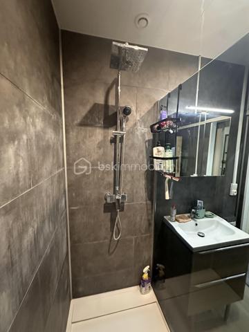 Appartement T2 entièrement rénové – 58 m² – Douai

Rez de chaussé 

Situé sur la commune de Douai, venez découvrir ce charmant T2 de 58 m² habitables, entièrement rénové en 2020, offrant des prestations de qualité et ne nécessitant aucun travaux.

Dès l’entrée, vous serez séduit par un hall avec dressing, idéal pour optimiser le rangement. La pièce de vie, spacieuse et lumineuse, développe 26 m², offrant un espace convivial. La cuisine indépendante de 8 m², moderne et fonctionnelle, complète parfaitement l’ensemble.

L’appartement comprend également :

* Une chambre de 10 m².
* Une salle de bain indépendante.
* Des toilettes séparées.
* Deux espaces de dégagement permettant d’installer une machine à laver, un sèche-linge ou d’aménager des rangements supplémentaires.

Situé en rez-de-chaussée, cet appartement constitue une excellente opportunité pour des personnes à mobilité réduite, des seniors ou toute personne recherchant un logement facilement accessible.

Les atouts :

* Appartement entièrement rénové en 2020.
* Aucun travaux à prévoir.
* Belle pièce de vie de 26 m².
* Nombreux espaces de rangement.
* Rez-de-chaussée facilitant l’accessibilité.

Une belle opportunité à découvrir rapidement.

Pour tout renseignement complémentaire ou pour organiser une visite, n’hésitez pas à me contacter.