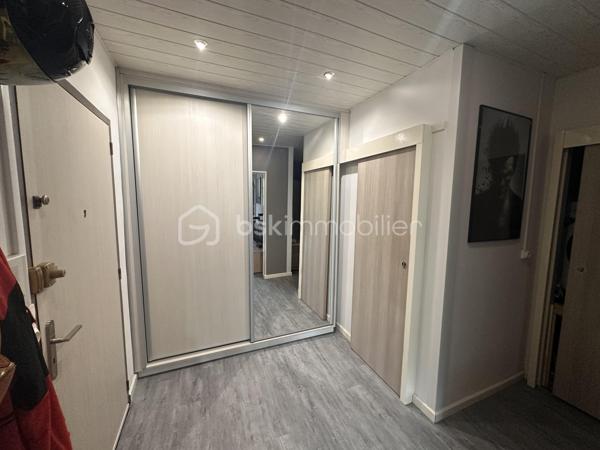 Appartement T2 entièrement rénové – 58 m² – Douai

Rez de chaussé 

Situé sur la commune de Douai, venez découvrir ce charmant T2 de 58 m² habitables, entièrement rénové en 2020, offrant des prestations de qualité et ne nécessitant aucun travaux.

Dès l’entrée, vous serez séduit par un hall avec dressing, idéal pour optimiser le rangement. La pièce de vie, spacieuse et lumineuse, développe 26 m², offrant un espace convivial. La cuisine indépendante de 8 m², moderne et fonctionnelle, complète parfaitement l’ensemble.

L’appartement comprend également :

* Une chambre de 10 m².
* Une salle de bain indépendante.
* Des toilettes séparées.
* Deux espaces de dégagement permettant d’installer une machine à laver, un sèche-linge ou d’aménager des rangements supplémentaires.

Situé en rez-de-chaussée, cet appartement constitue une excellente opportunité pour des personnes à mobilité réduite, des seniors ou toute personne recherchant un logement facilement accessible.

Les atouts :

* Appartement entièrement rénové en 2020.
* Aucun travaux à prévoir.
* Belle pièce de vie de 26 m².
* Nombreux espaces de rangement.
* Rez-de-chaussée facilitant l’accessibilité.

Une belle opportunité à découvrir rapidement.

Pour tout renseignement complémentaire ou pour organiser une visite, n’hésitez pas à me contacter.