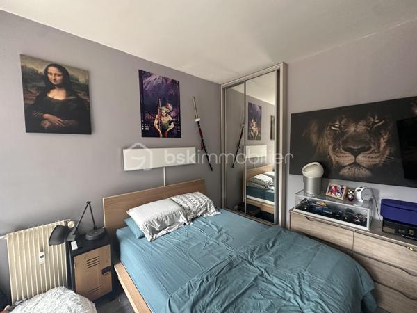 Appartement T2 entièrement rénové – 58 m² – Douai

Rez de chaussé 

Situé sur la commune de Douai, venez découvrir ce charmant T2 de 58 m² habitables, entièrement rénové en 2020, offrant des prestations de qualité et ne nécessitant aucun travaux.

Dès l’entrée, vous serez séduit par un hall avec dressing, idéal pour optimiser le rangement. La pièce de vie, spacieuse et lumineuse, développe 26 m², offrant un espace convivial. La cuisine indépendante de 8 m², moderne et fonctionnelle, complète parfaitement l’ensemble.

L’appartement comprend également :

* Une chambre de 10 m².
* Une salle de bain indépendante.
* Des toilettes séparées.
* Deux espaces de dégagement permettant d’installer une machine à laver, un sèche-linge ou d’aménager des rangements supplémentaires.

Situé en rez-de-chaussée, cet appartement constitue une excellente opportunité pour des personnes à mobilité réduite, des seniors ou toute personne recherchant un logement facilement accessible.

Les atouts :

* Appartement entièrement rénové en 2020.
* Aucun travaux à prévoir.
* Belle pièce de vie de 26 m².
* Nombreux espaces de rangement.
* Rez-de-chaussée facilitant l’accessibilité.

Une belle opportunité à découvrir rapidement.

Pour tout renseignement complémentaire ou pour organiser une visite, n’hésitez pas à me contacter.