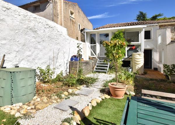 Maison de village rénovée et climatisée avec jardin au calme