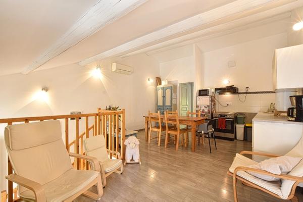 Maison de village rénovée et climatisée avec jardin au calme