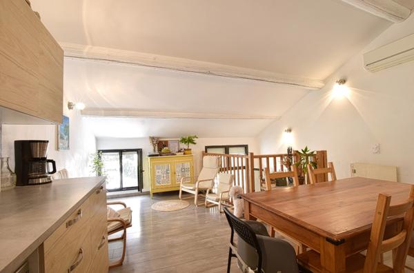 Maison de village rénovée et climatisée avec jardin au calme