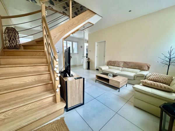 ROANNE - Maison à vendre - 95 m2 habitable - 3 CHAMBRES - COUR INTERIEUR - GARAGE