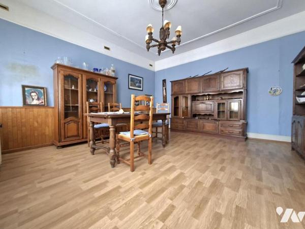 Maison, 5 chambres, garage et cour.