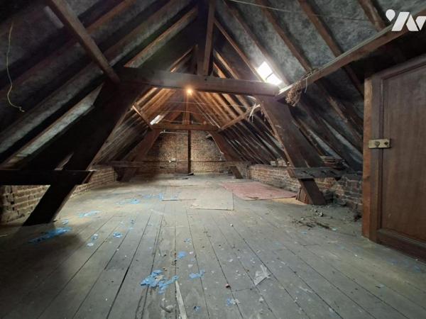 Maison, 5 chambres, garage et cour.