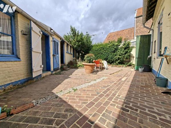 Maison, 5 chambres, garage et cour.