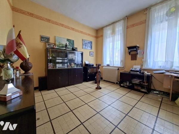 Maison, 5 chambres, garage et cour.