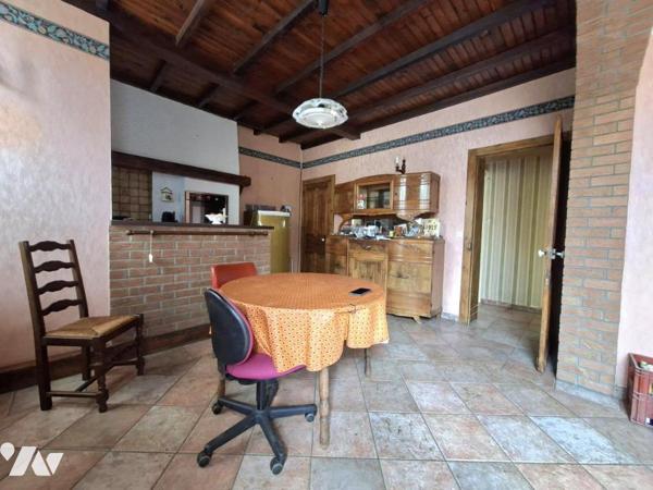 Maison, 5 chambres, garage et cour.