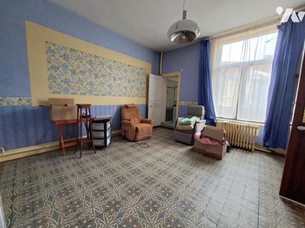 Maison, 5 chambres, garage et cour.