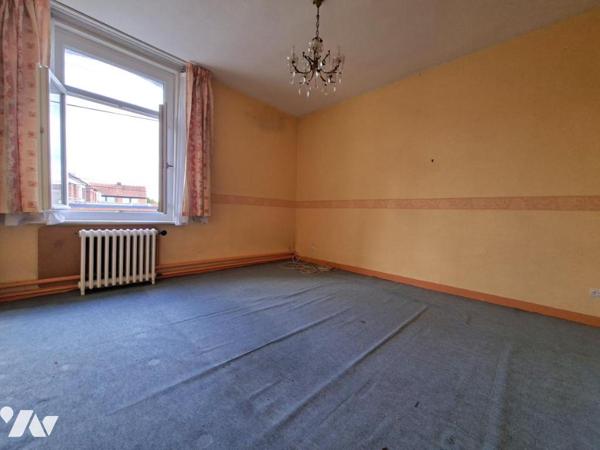Maison, 5 chambres, garage et cour.
