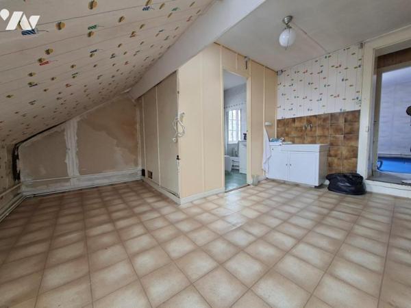 Maison, 5 chambres, garage et cour.