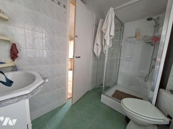 Maison, 5 chambres, garage et cour.