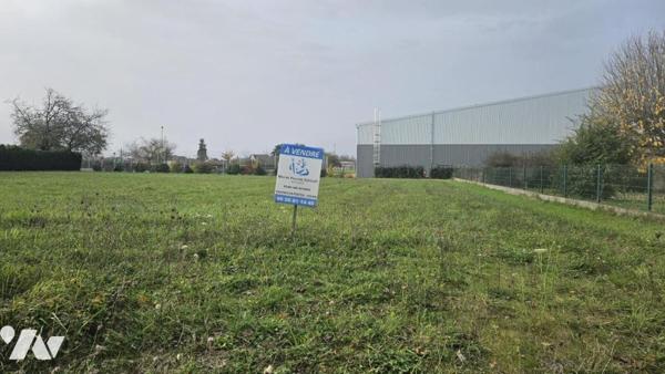 A vendre à COUHE - VALENCE-EN-POITOU, Un terrain à bâtir de 1021m²
