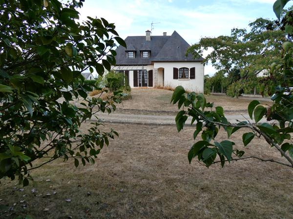 Maison avec sous - sol complet et un beau terrain avec un puits. Oisseau