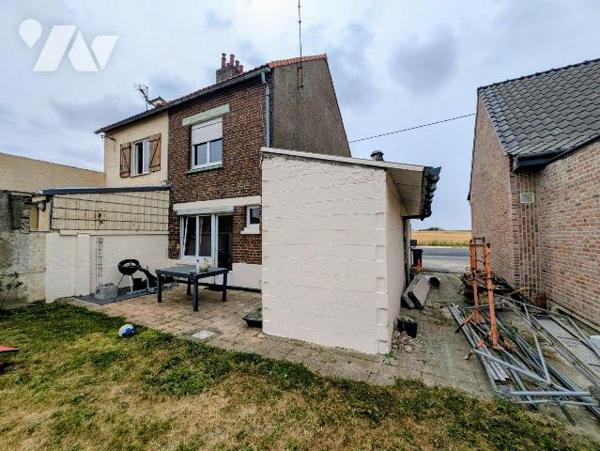 Idéal premier achat ou investissement locatif, maison avec petit jardin et garage, composée d'u...