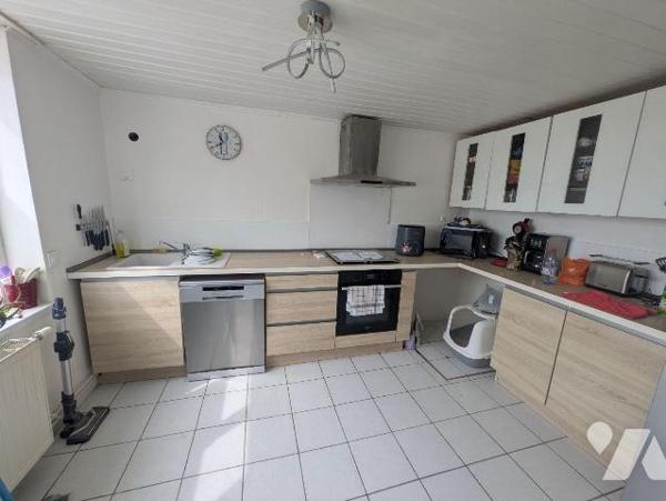 Idéal premier achat ou investissement locatif, maison avec petit jardin et garage, composée d'u...