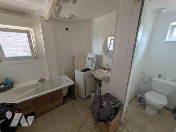 Idéal premier achat ou investissement locatif, maison avec petit jardin et garage, composée d'u...