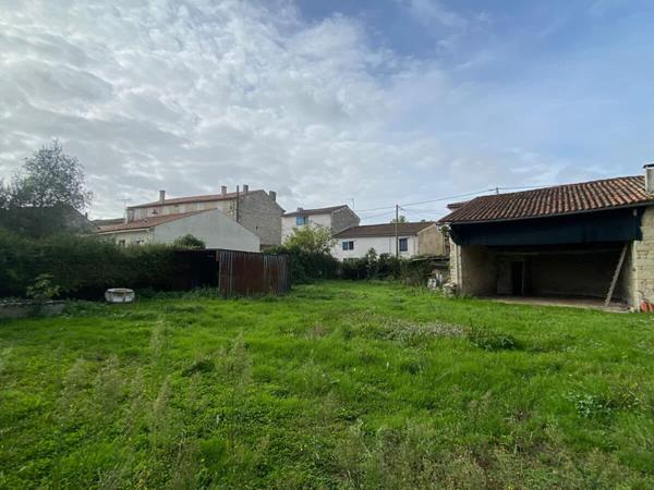 Terrain avec dépendance centre bourg de Frontenay Rohan Rohan .