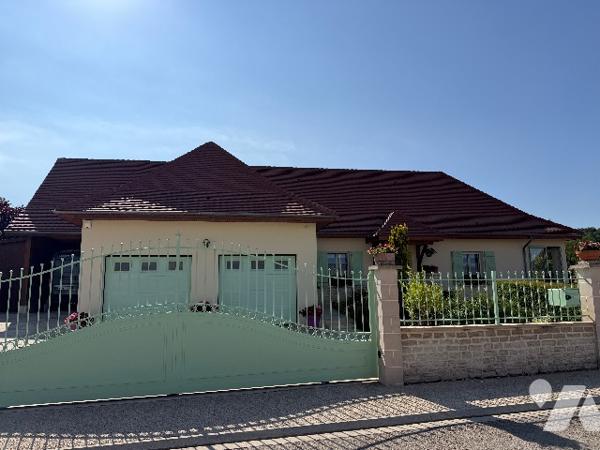 LES RICEYS - Pavillon de plain-pied en excellent état sur terrain clos et arboré de 2290m².