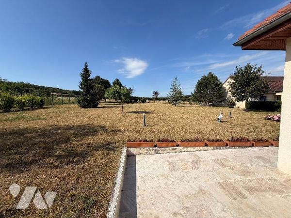 LES RICEYS - Pavillon de plain-pied en excellent état sur terrain clos et arboré de 2290m².