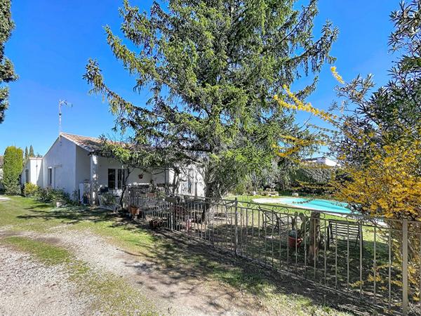 Villa de plain-pied, 4 pièces, 3 chambres, vaste jardin et piscine