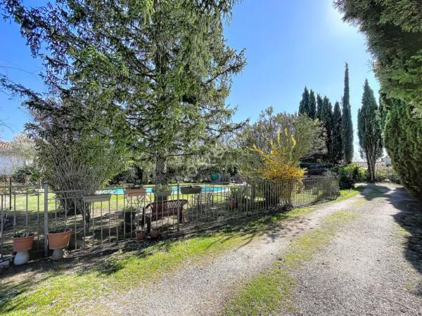 Villa de plain-pied, 4 pièces, 3 chambres, vaste jardin et piscine