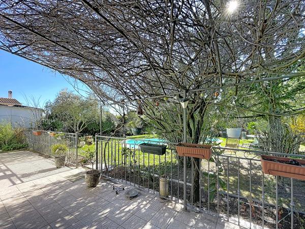 Villa de plain-pied, 4 pièces, 3 chambres, vaste jardin et piscine