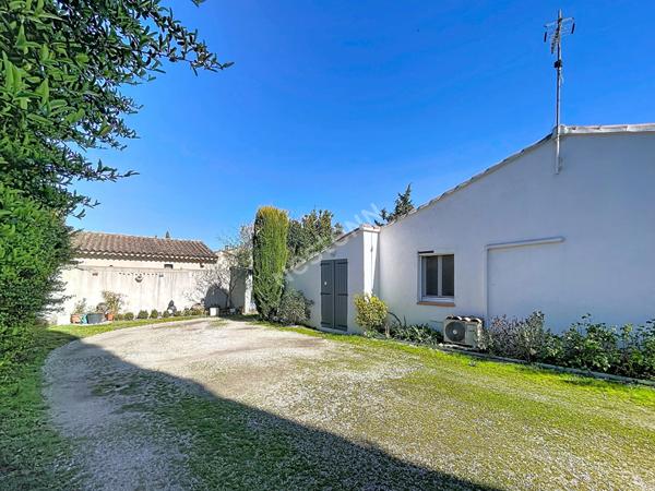 Villa de plain-pied, 4 pièces, 3 chambres, vaste jardin et piscine