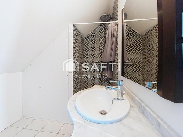 Au calme dans une impasse : maison familiale avec piscine