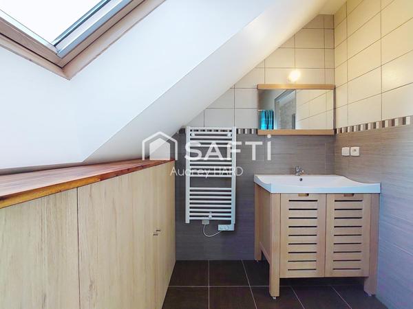 Au calme dans une impasse : maison familiale avec piscine