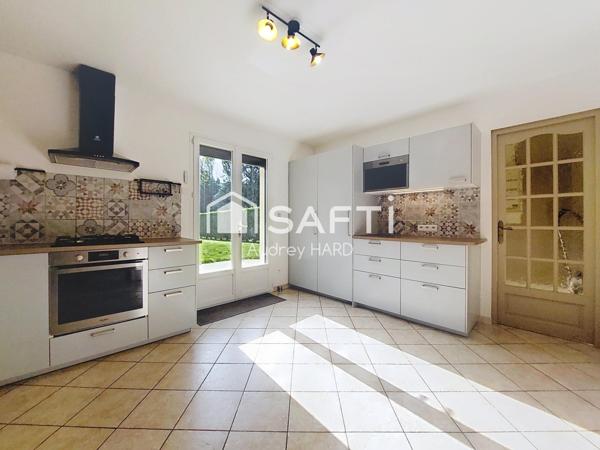 Au calme dans une impasse : maison familiale avec piscine